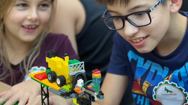 Spotlight: How Snapology Transforms STEM Learning Into Fun Play